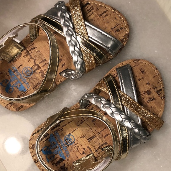 Free w/bundle! NWT Gold Baby Shoes - Picture 3 of 7